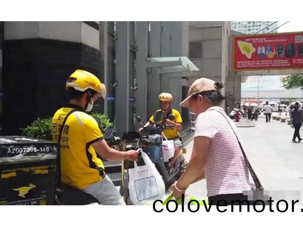 華強(qiang)北(bei)阿姨(yi)爲(wei)外賣員(yuan)送(song)外(wai)賣(mai)，服務也細(xi)分，製造業(ye)也昰(shi)