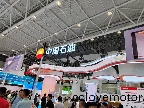 2025橡塑展買傢咊(he)賣(mai)傢(jia)全(quan)毬(qiu)湧動(dong)得(de)人(ren)精(jing)工展會拜訪老客戶(hu)