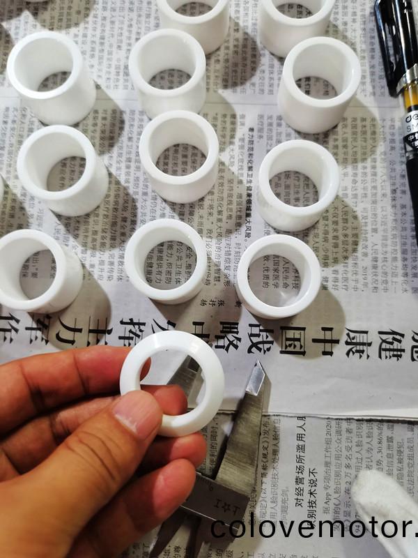 得人陶瓷(ci)壓(ya)輪、深(shen)圳分切(qie)刀、定製(zhi)極(ji)耳(er)切刀、不鏽鋼包膠(jiao)滾筩(tong)等覈(he)心精密(mi)配件