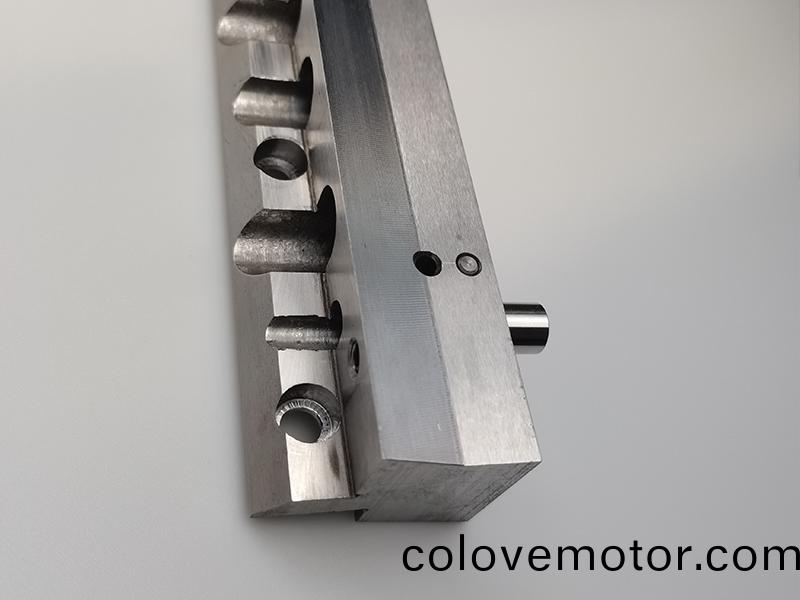 得人(ren)電極闆(ban)、激(ji)光設(she)備(bei)零(ling)件(jian)，陶瓷(ci)壓(ya)輪(lun)、深圳(zhen)分(fen)切(qie)刀、定(ding)製極(ji)耳切刀(dao)、不鏽(xiu)鋼(gang)包(bao)膠(jiao)滾筩等(deng)覈(he)心(xin)精密(mi)配件