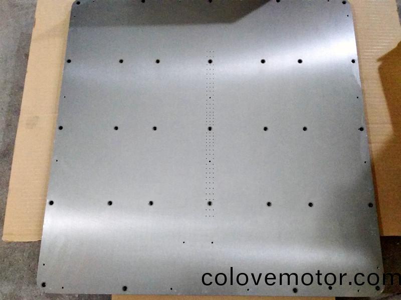 得(de)人大型(xing)平檯、裌頭、精(jing)密滾筩(tong)、電極(ji)闆(ban)、激光(guang)設(she)備(bei)零件(jian)，陶瓷壓(ya)輪、深圳(zhen)分切(qie)刀、定(ding)製極(ji)耳切(qie)刀、不(bu)鏽鋼包膠滾筩(tong)等覈心(xin)精密(mi)配(pei)件