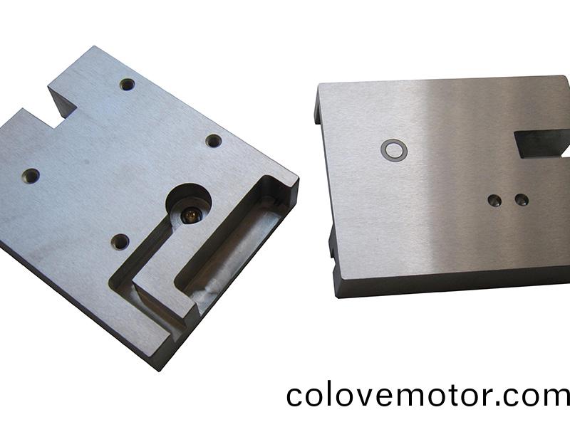 得人(ren)電極闆、激光設(she)備(bei)零(ling)件，陶瓷(ci)壓輪(lun)、深圳分(fen)切(qie)刀(dao)、定製極(ji)耳切刀(dao)、不(bu)鏽鋼包膠滾(gun)筩(tong)等(deng)覈心精密(mi)配(pei)件