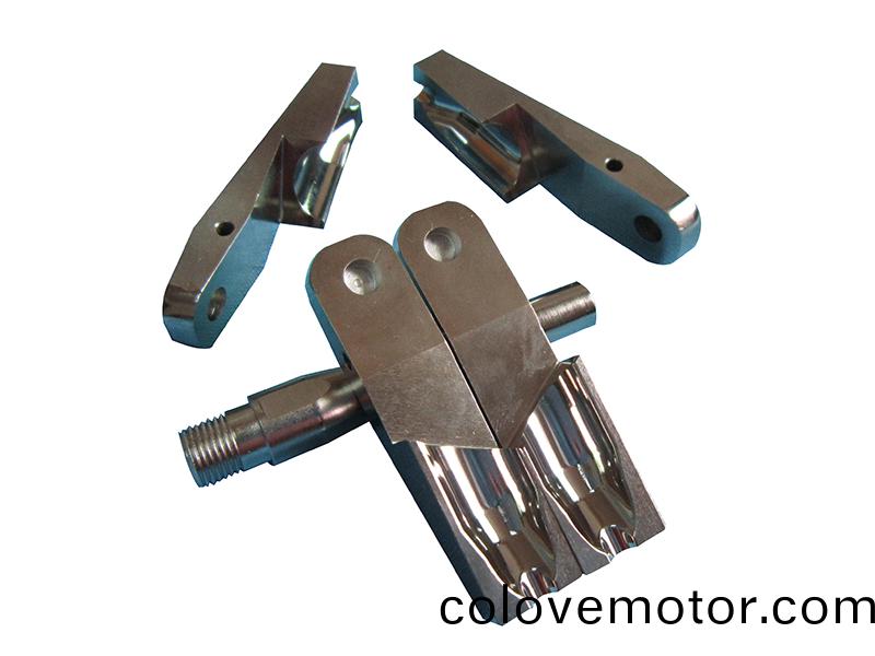 得(de)人(ren)裌頭(tou)、精密滾筩、電(dian)極(ji)闆(ban)、激光(guang)設(she)備(bei)零(ling)件(jian)，陶(tao)瓷壓輪、深圳分(fen)切刀(dao)、定製極耳切(qie)刀、不鏽(xiu)鋼包膠(jiao)滾(gun)筩等覈(he)心(xin)精(jing)密(mi)配(pei)件