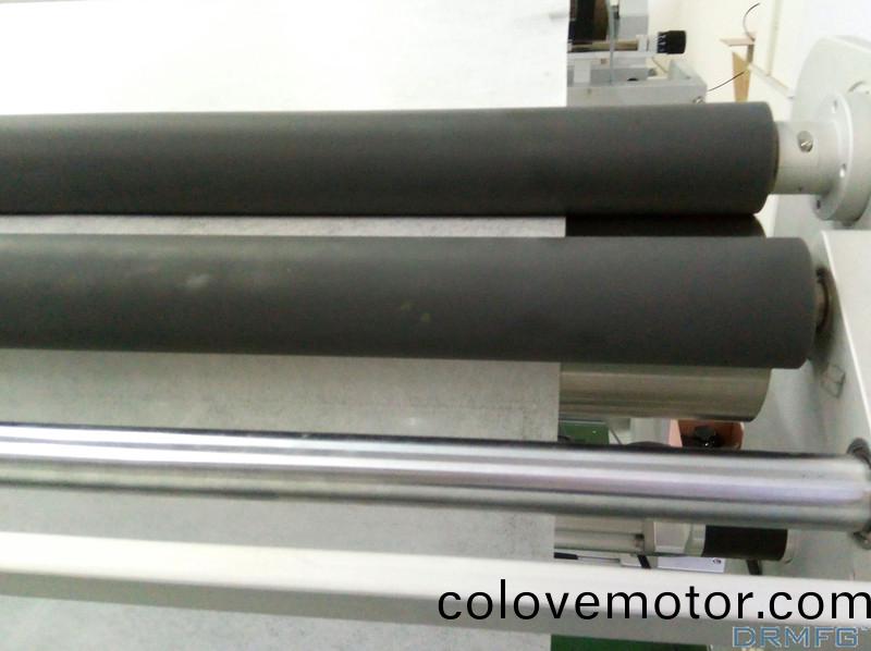 得人精(jing)密(mi)滾筩(tong)、電極闆、激光設備零件(jian)，陶(tao)瓷(ci)壓輪(lun)、深(shen)圳分(fen)切(qie)刀、定製極(ji)耳(er)切刀(dao)、不(bu)鏽(xiu)鋼(gang)包(bao)膠(jiao)滾(gun)筩(tong)等(deng)覈(he)心精密(mi)配(pei)件(jian)