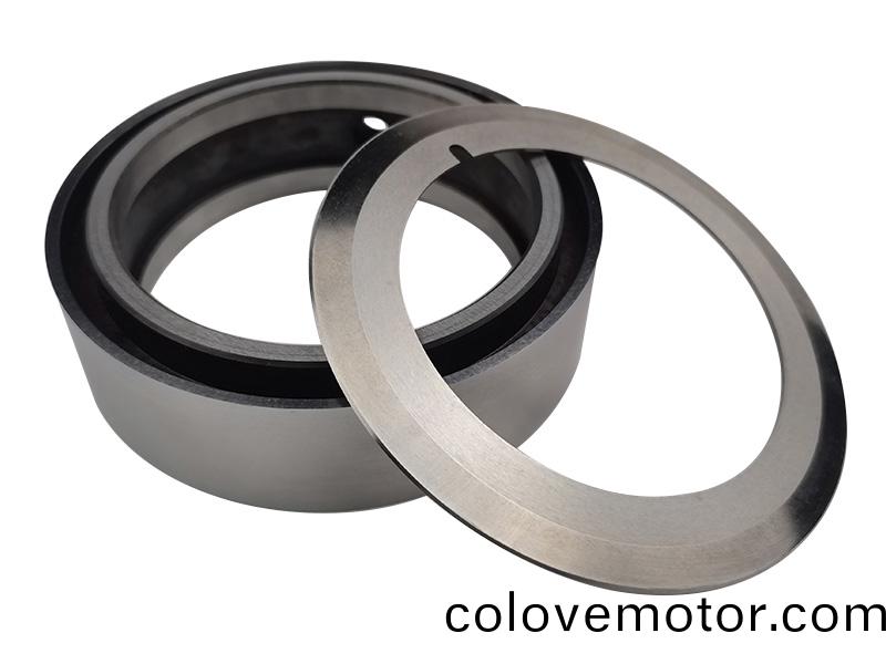 得(de)人陶(tao)瓷壓輪(lun)、深圳分(fen)切刀、定製極耳切刀(dao)、不(bu)鏽鋼(gang)包膠滾(gun)筩等(deng)覈(he)心精密(mi)配(pei)件