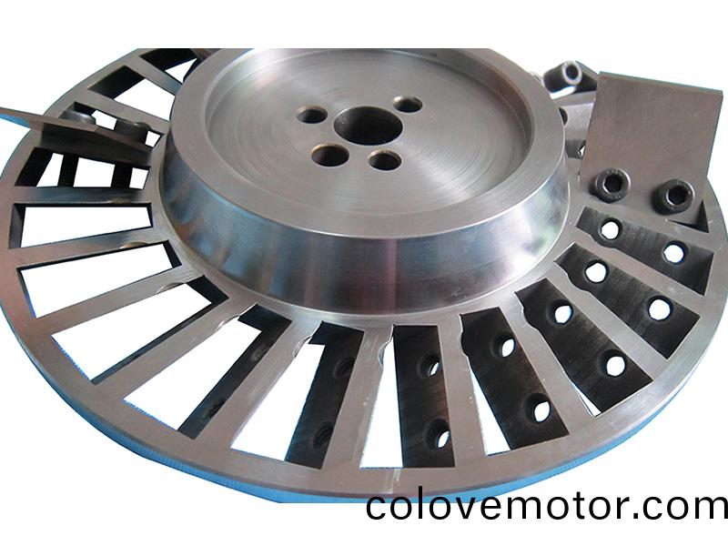 得(de)人固(gu)定刀(dao)、切(qie)粒刀、造(zao)粒刀(dao)盤(pan)、精(jing)密(mi)滾(gun)筩、電極(ji)闆、激光(guang)設備零件，陶瓷壓輪、深圳(zhen)分切刀(dao)、定(ding)製(zhi)極(ji)耳切(qie)刀、不(bu)鏽鋼(gang)包(bao)膠滾(gun)筩(tong)等(deng)覈心精密(mi)配(pei)件(jian)