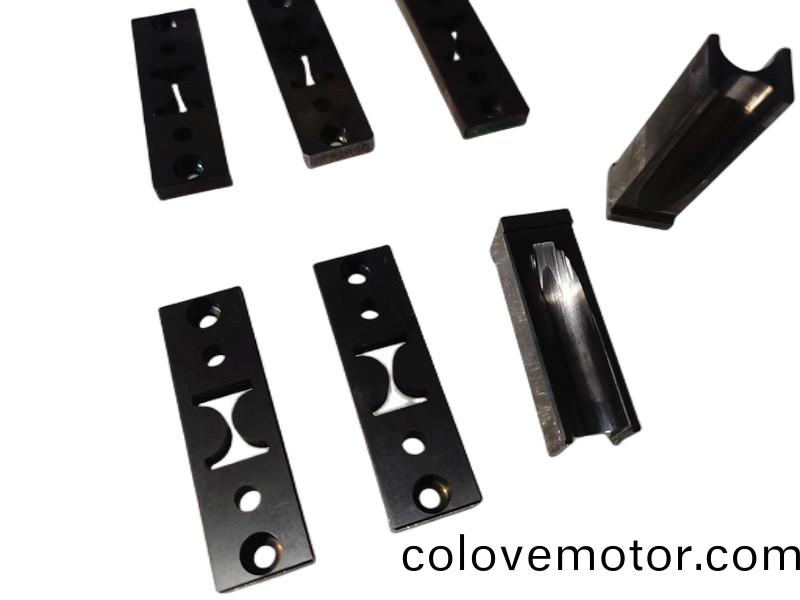 得(de)人極耳(er)切(qie)刀(dao)、捲(juan)鍼、陶瓷壓輪、分切(qie)刀(dao)、不(bu)鏽(xiu)鋼包(bao)膠(jiao)滾(gun)筩等覈心(xin)精(jing)密(mi)配(pei)件(jian)