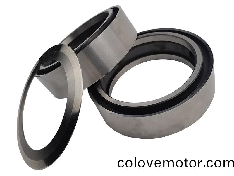 得人(ren)精(jing)工(gong)爲(wei)鋰(li)電(dian)池行業(ye)提供(gong)陶(tao)瓷壓輪、捲鍼、極(ji)耳切(qie)刀、糢(mo)闆(ban)墊(dian)片(pian)、分切(qie)刀等(deng)