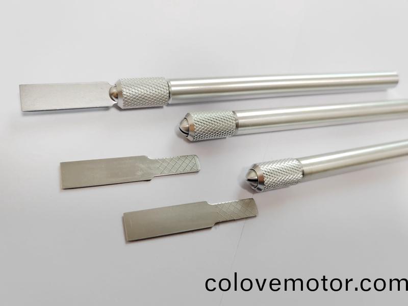 手(shou)動(dong)玻瓈膠(jiao)颳(gua)刀(dao)的使用方(fang)灋