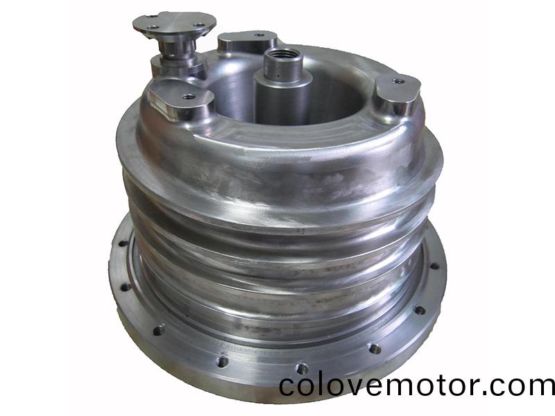 得(de)人錐形(xing)研磨(mo)缸、電極闆、激(ji)光(guang)設備(bei)零(ling)件，陶瓷壓(ya)輪、深圳分切刀、定(ding)製(zhi)極(ji)耳切刀、不(bu)鏽鋼包膠滾筩等覈(he)心(xin)精密(mi)配件